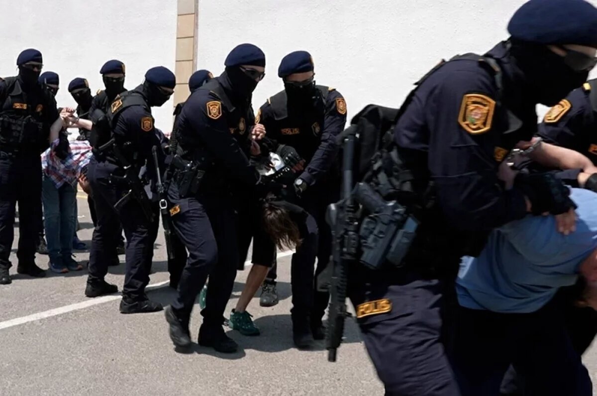    Мельников: задержанных в Баку россиян поместили в карантинные камеры