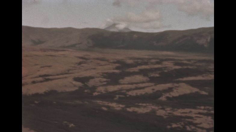 Вид долины смерти с юга на север. Над краем кальдеры торчит в облаках конус вулкана "Прево".