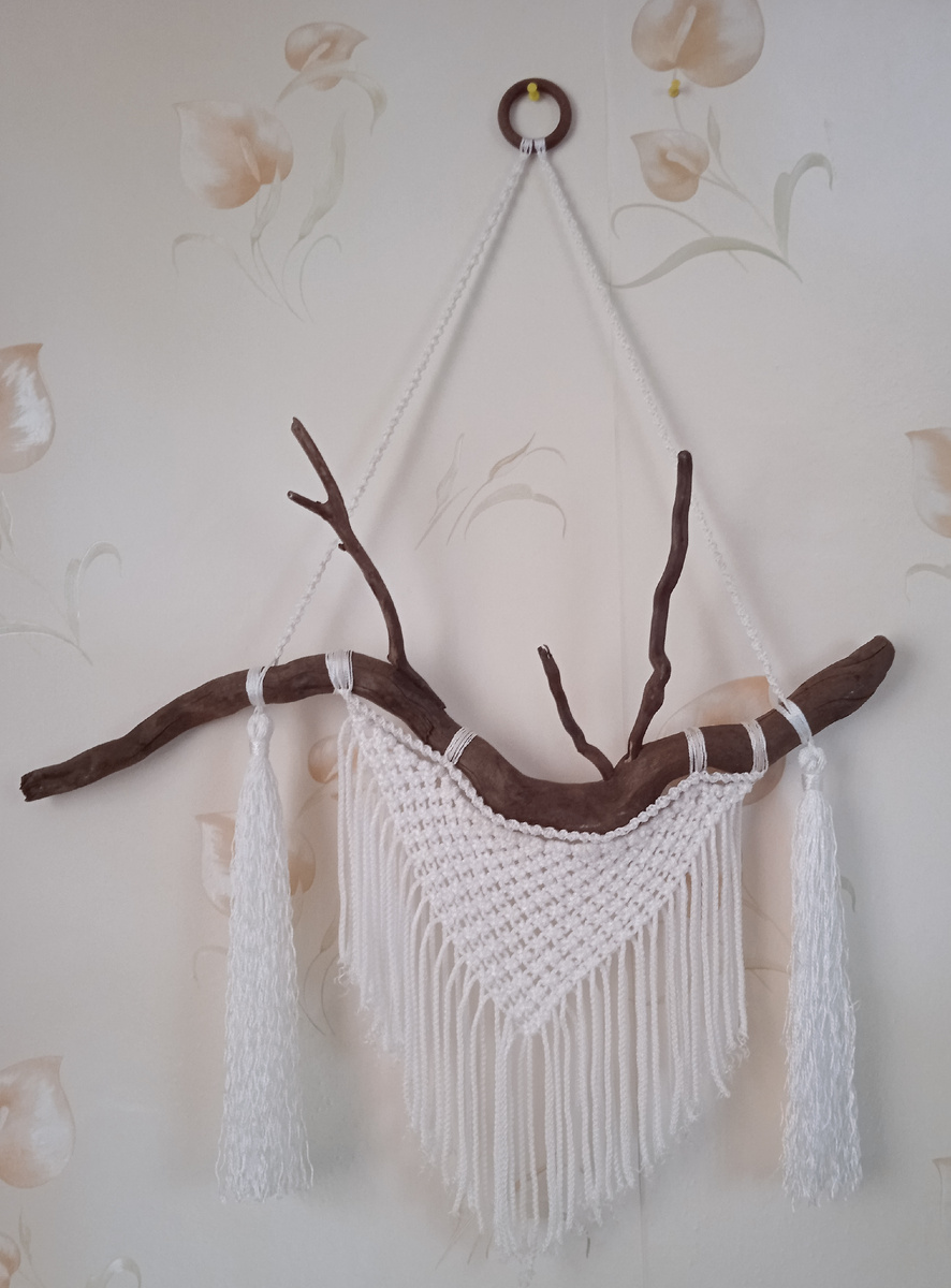 Настенное панно макраме с корягой и кистями