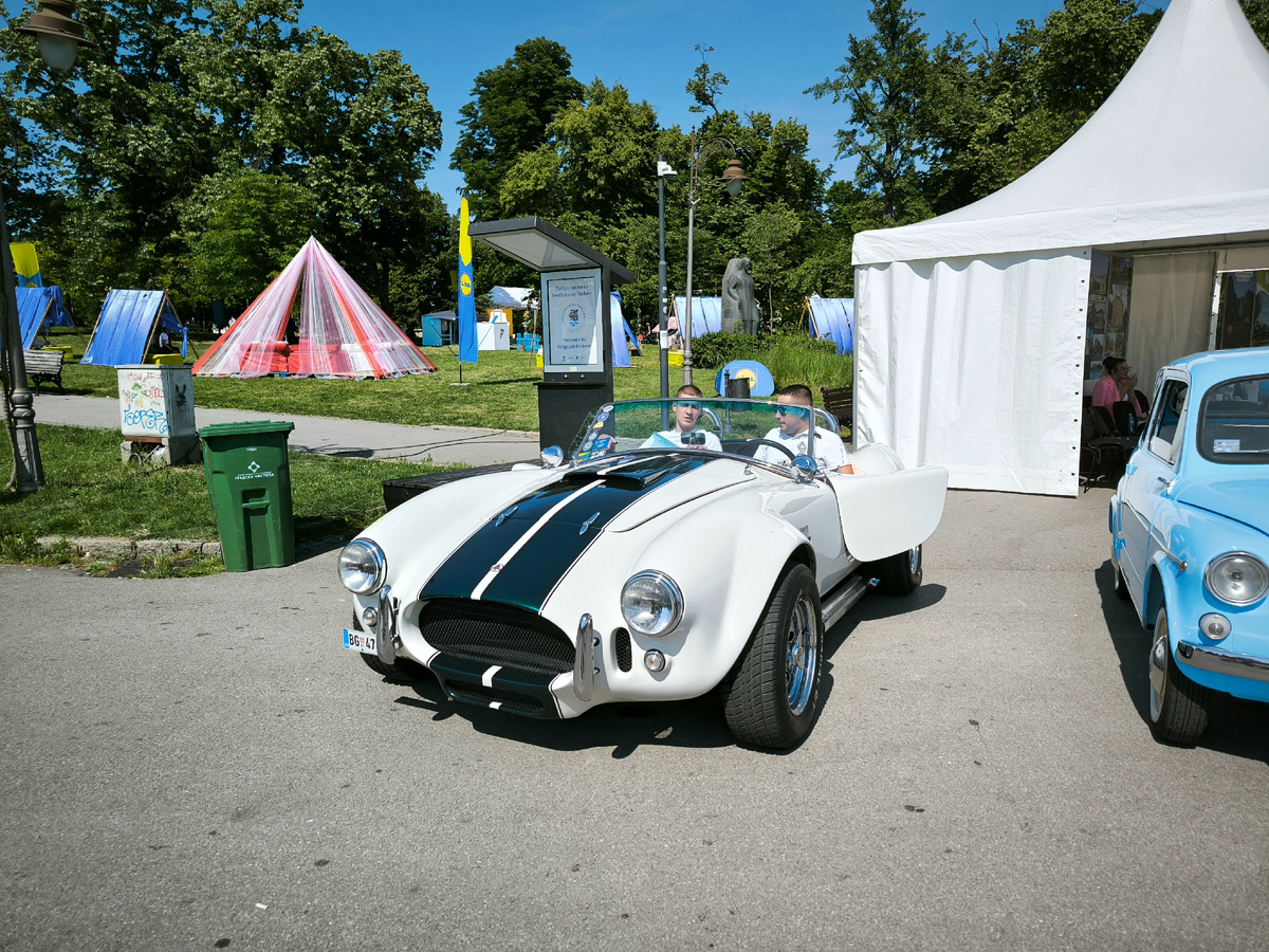 Наткнулись на выставку автомобилей