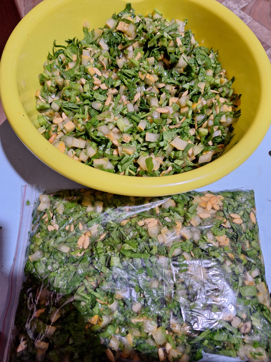 Ещё добавила дынные корочки , тоже курам их измельчаю