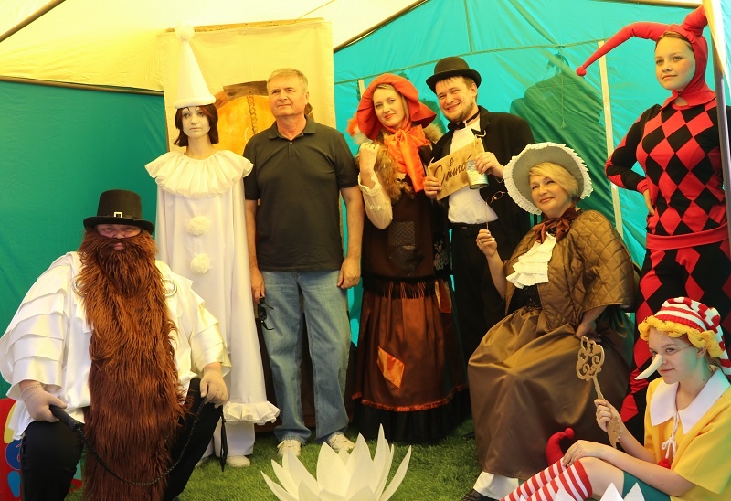    Глава района Юрий Саблин в фотозоне из кинофильма «Буратино», оформленной специалистами ДК «Атмосфера» села Лебедевка (театральная студия «Феникс» — руководитель Екатерина Гердт)