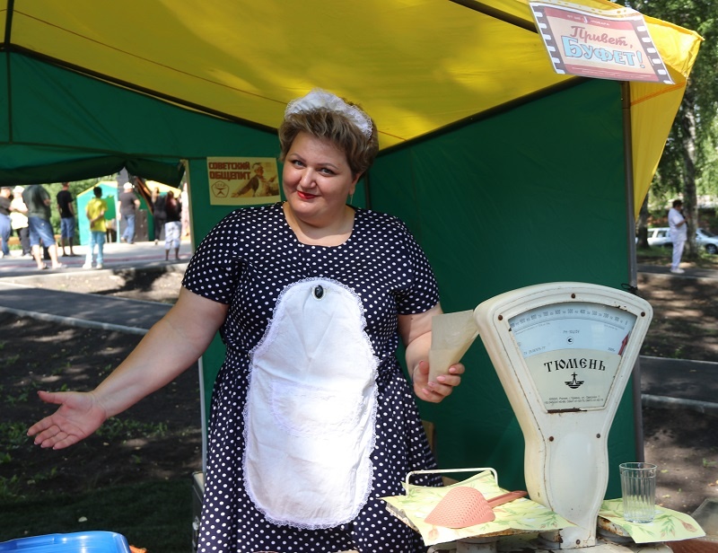    Очаровательные буфетчицы приглашали гостей выпить соку из трехлитровых банок, полакомиться конфетами «Дунькина радость» и мороженым в вафельном стаканчике. Желающим не было отбоя.