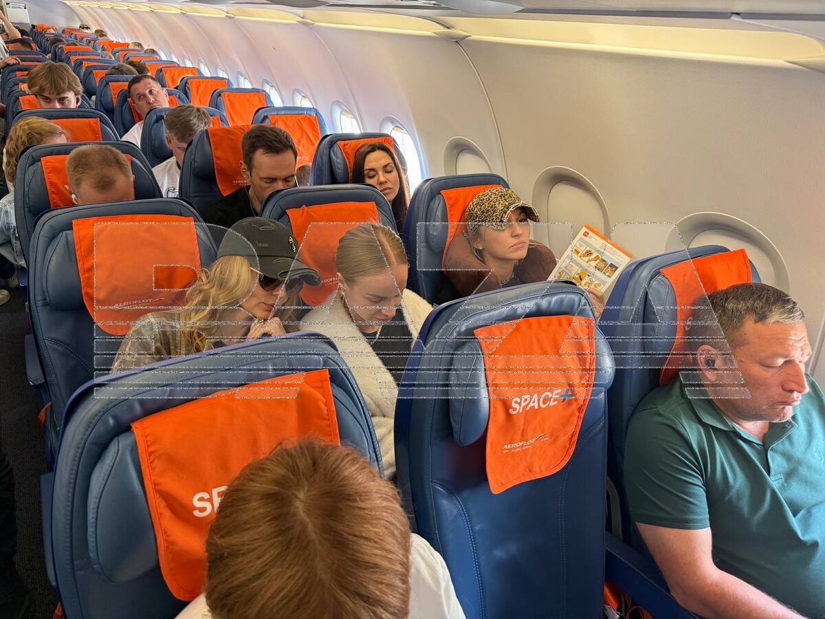    Участницы группы "Блестящие" более трёх часов сидят в самолёте в Шереметьево.