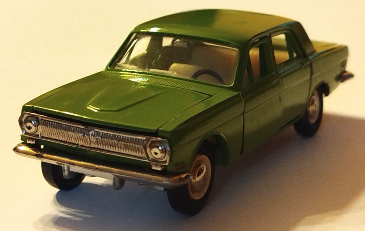 Коллекционная модель автомобиля ГАЗ-24 "Волга" в масштабе 1:43, на которую я обменял свою первую зажигалку-пистолет.