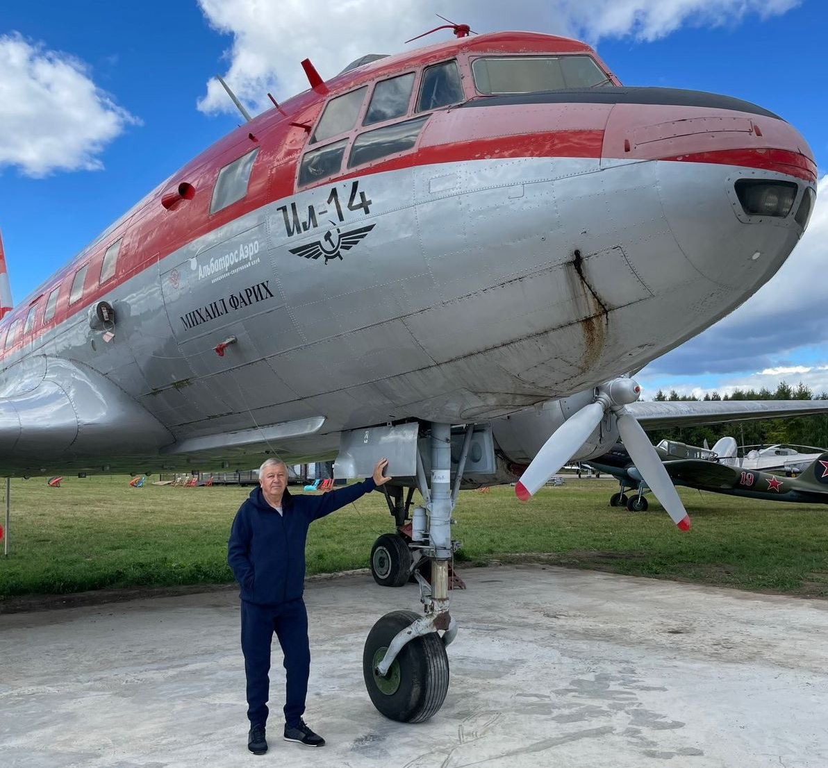 Прим.автора - На фото Гачковский Николай Дмитриевич и его любимый самолет.
Информация о развитии аэропорта записана со слов Гачковского Н.Д.