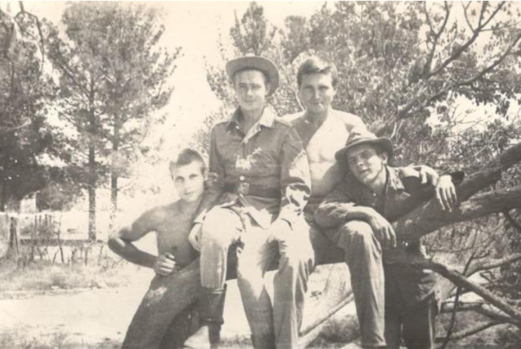 Рядовой ПВ КГБ СССР В. Васильев с сослуживцами. ДРА, 1982 год