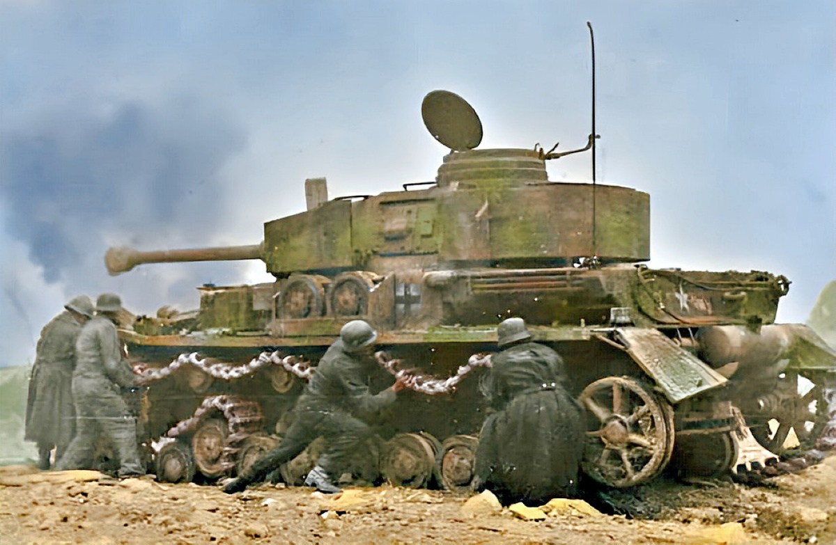 Солдаты вермахта ремонтируют гусеницы боевой машины Pz.Kpfw IV, 1944 г.