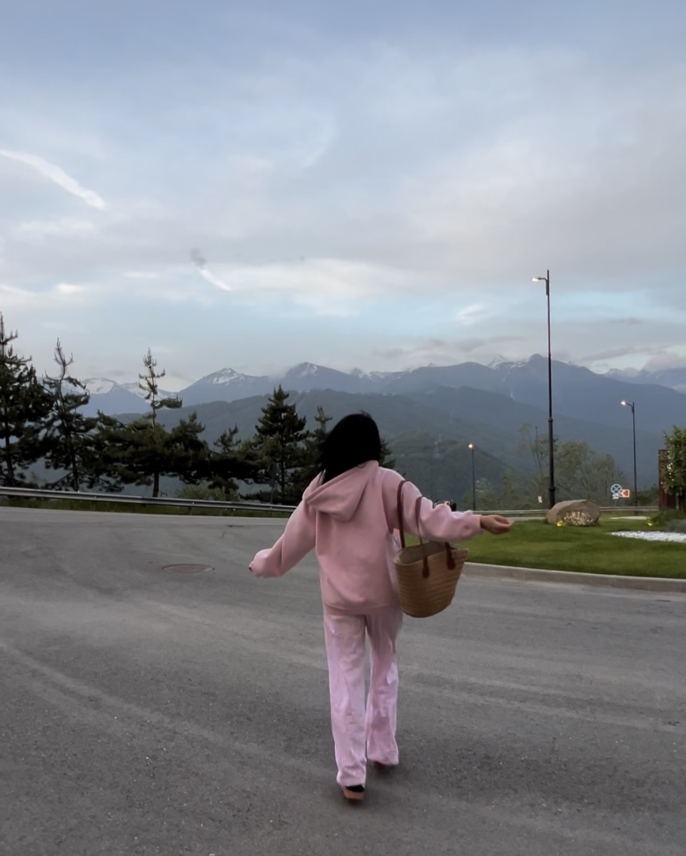 Горы не просили меня быть фотогеничной. Они просто накрыли меня небом и сказали: «Ты можешь здесь остаться собой»