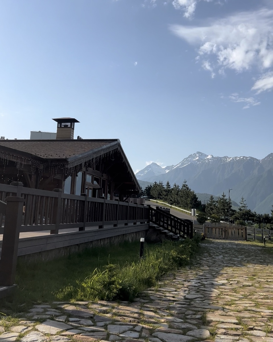 Горы научили меня паузам. Там, где раньше писала пост, теперь просто молчу.