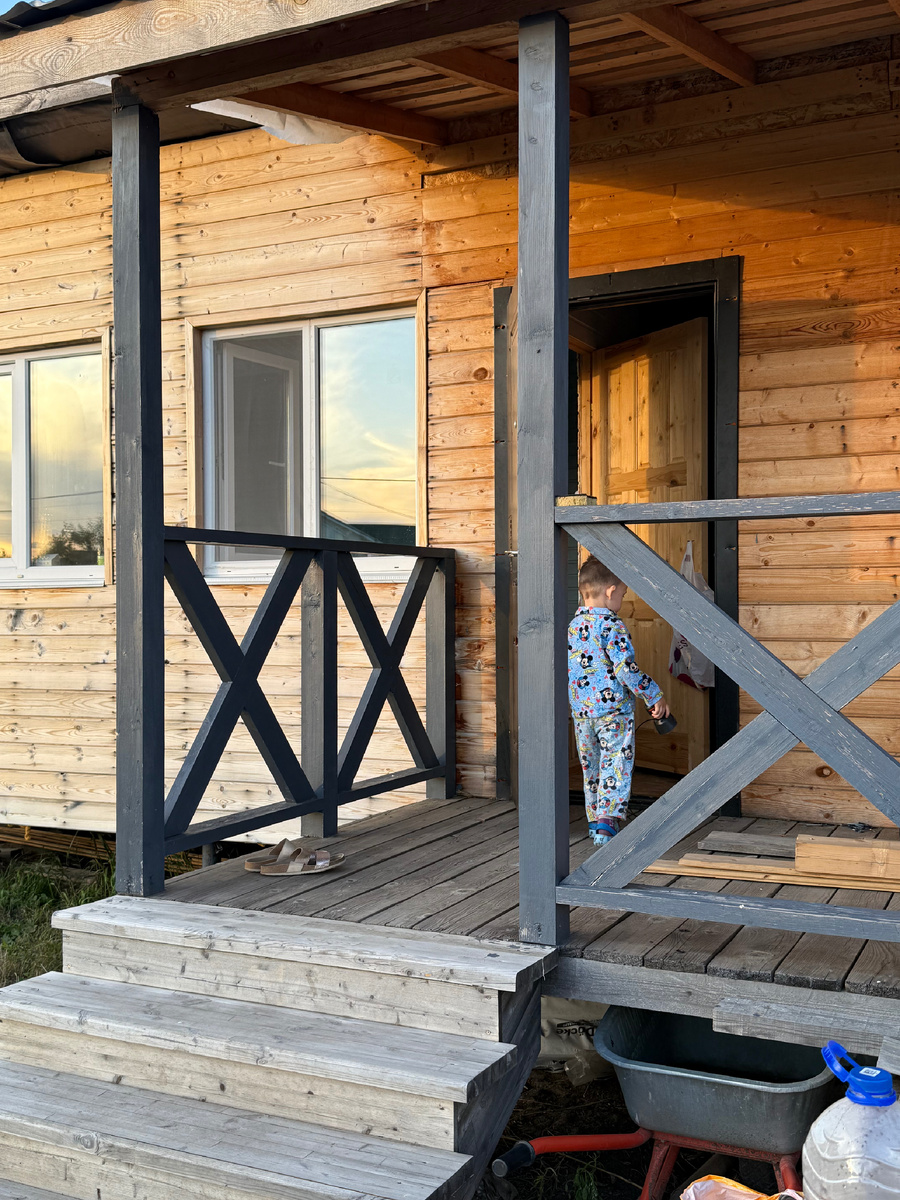 Сын хозяйничает, все с метлой не мог расстаться 