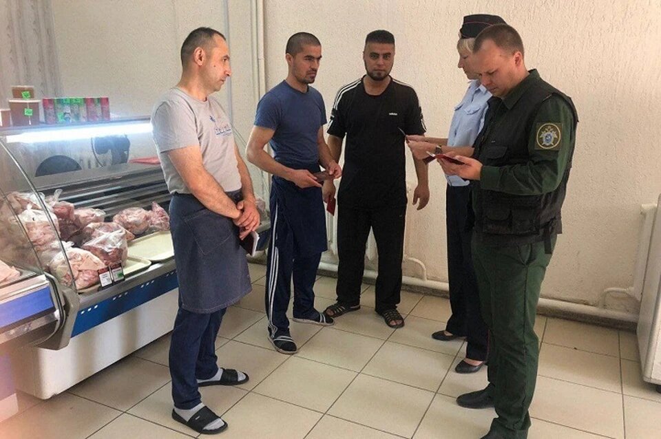    Семь мигрантов, получивших гражданство РФ, поставили на воинский учет в Екатеринбурге