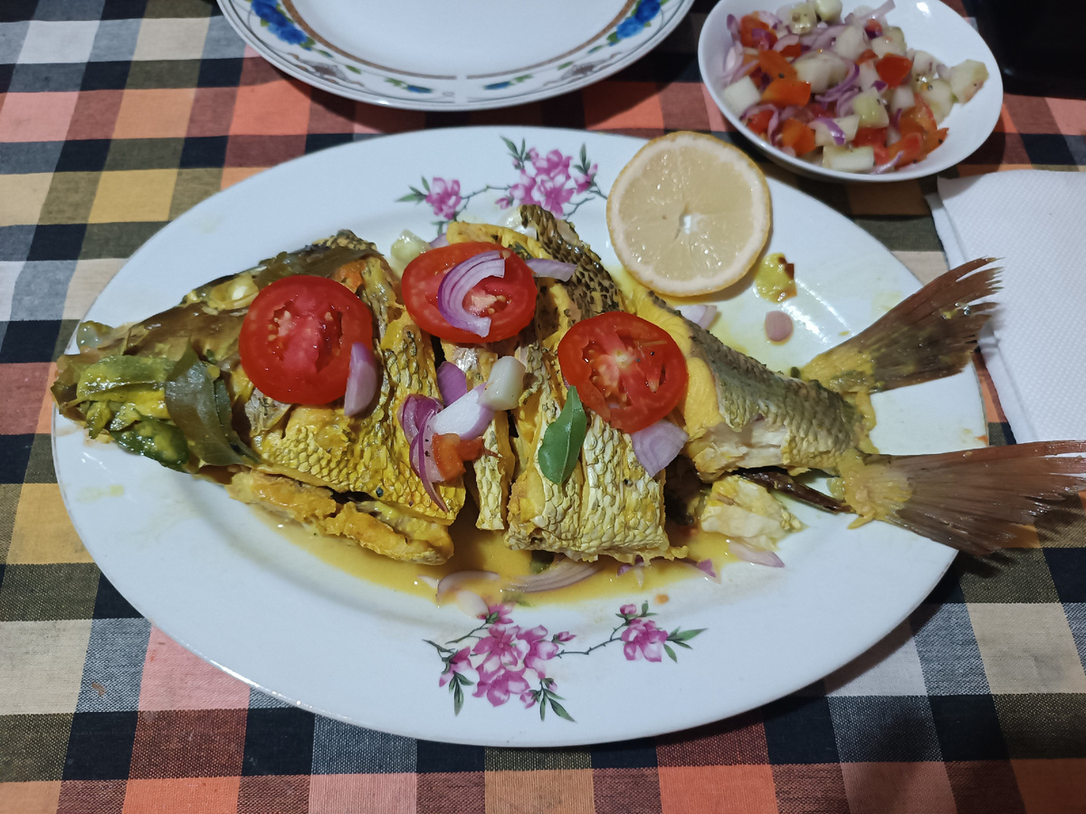 Цена блюда 2300 рупий (770 рублей), зависит от цены и размера купленной жёлтой рыбы. 