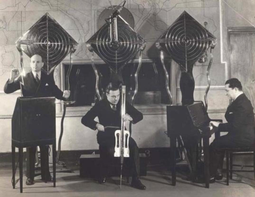 Фото из сети. Джулиус Гольдберг (терменвокс), Леонид Болотин (терминчелло) и Глеб Елин (термен-пиано).