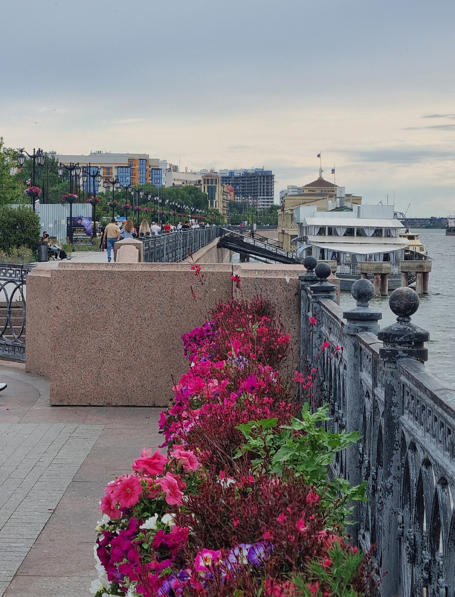 Астрахань. Набережная Волги. Фото: Зеленая леди, сад, семья и томатный сок 