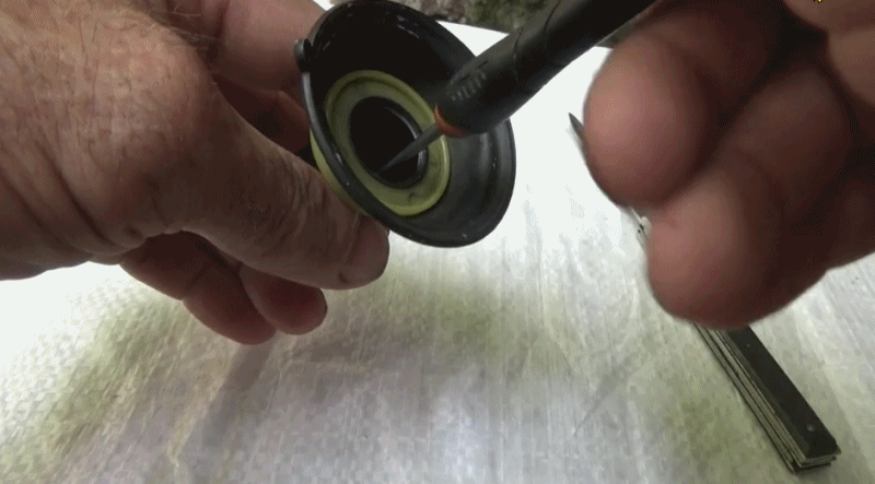 Демонтируем детали крепления иглы 