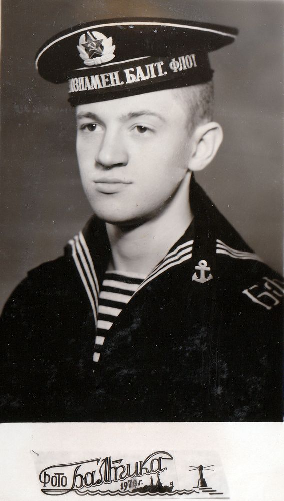 Фотоиллюстрация: 11.12.1971 года. Первая фотография на военной службе А.С. Суворова. 9-й Флотский экипаж ДКБФ. Город Пионерский. Калининградская область. Мне было почти 19 лет (день рождения 7 января 1953 года - автор), рост -182 см, вес - 55.2 кг (низкий), окружность головы 58 см, размер противогаза - 3, размер обмундирования - 48, рост 5, размер обуви - 42.