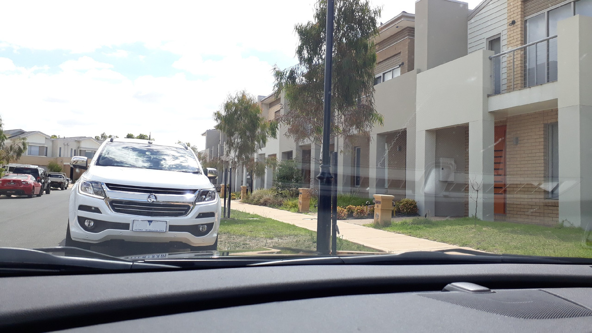 Тема, Ната и Никитка ехали на этой машине, очень классная! Стоим, кстати, рядом с таунхаусом, в котором они жили.