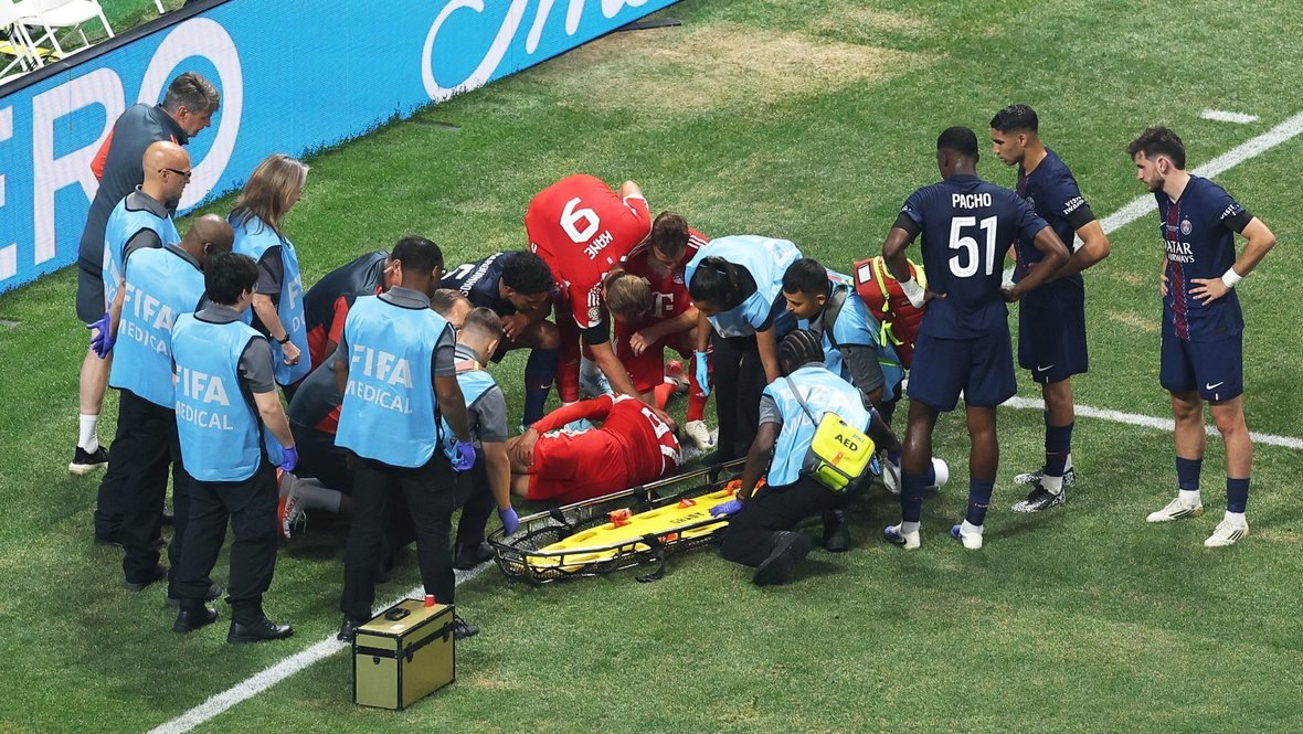    Полузащитник «Баварии» Джамал Мусиала покидает поле на носилках после травмы в матче с «ПСЖ» (0:2). Reuters