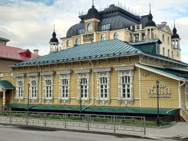 Дом восстановлен по старинным фотографиям практически из руин. Хозяйке ресторана – респект. Жалею, что не представился случай тут отобедать, говорят достойное место
