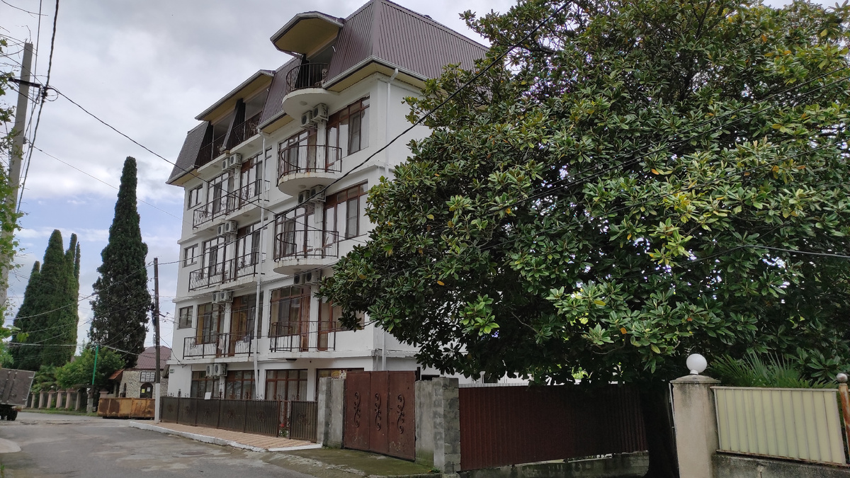 Не каждый отель в Абхазии может похвастаться элитными условиями. И не каждый турист готов за них платить. Фото: Кирилл Полиенко/Polienko: путешествуем вдвоём