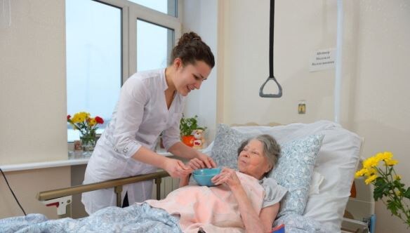 Рекомендации по правильному и безопасному питанию для восстановления и поддержания здоровья в условиях длительной постели