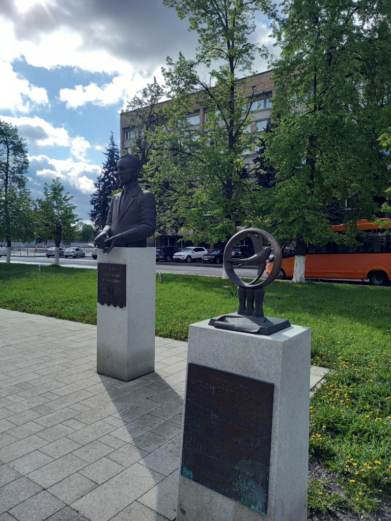 Два памятника рядом – Ласточке (в варианте, украсившем герб города в 1964 году, к 300-летию города) и одному из главных советских строителей Пензы 70-х – 80-х, Александру Евгеньевичу Щербакову, многолетнему главе горисполкома (Славы, 3)