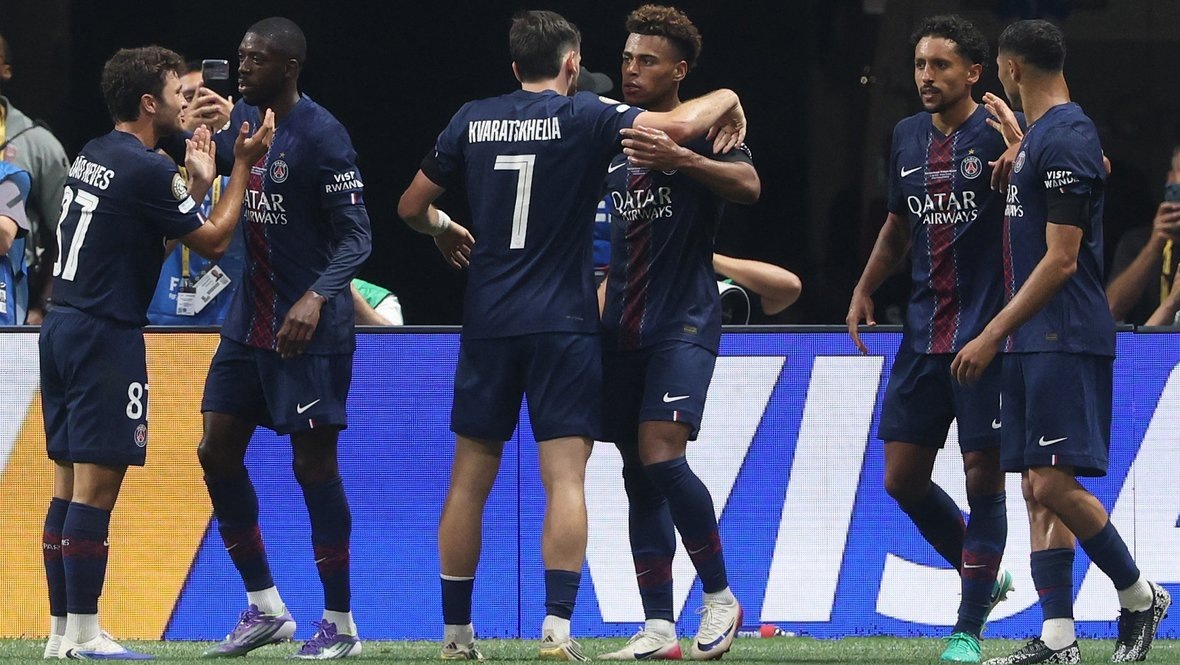    Футболисты «ПСЖ» празднуют гол в ворота «Баварии» (2:0) в матче 1/4 финала клубного ЧМ 5 июля. Reuters