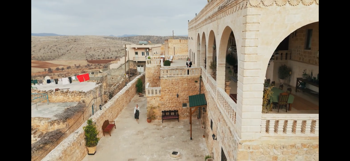 Стоп кадр из сериала «Далёкий город»