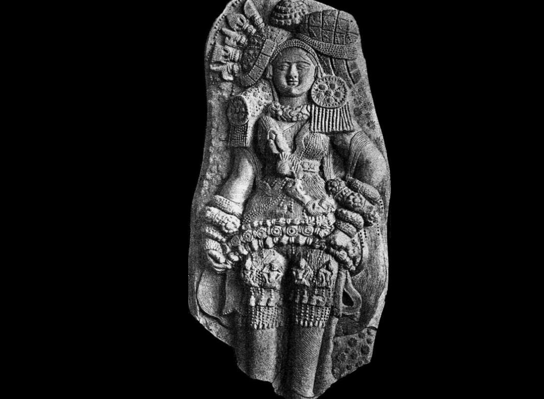 Древнее терракотовое изображение индианки в сари