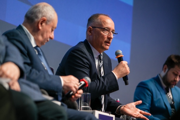 На фото (в центре): председатель Московского экономического Форума, президент Ассоциации «Росспецмаш» Константин Бабкин 