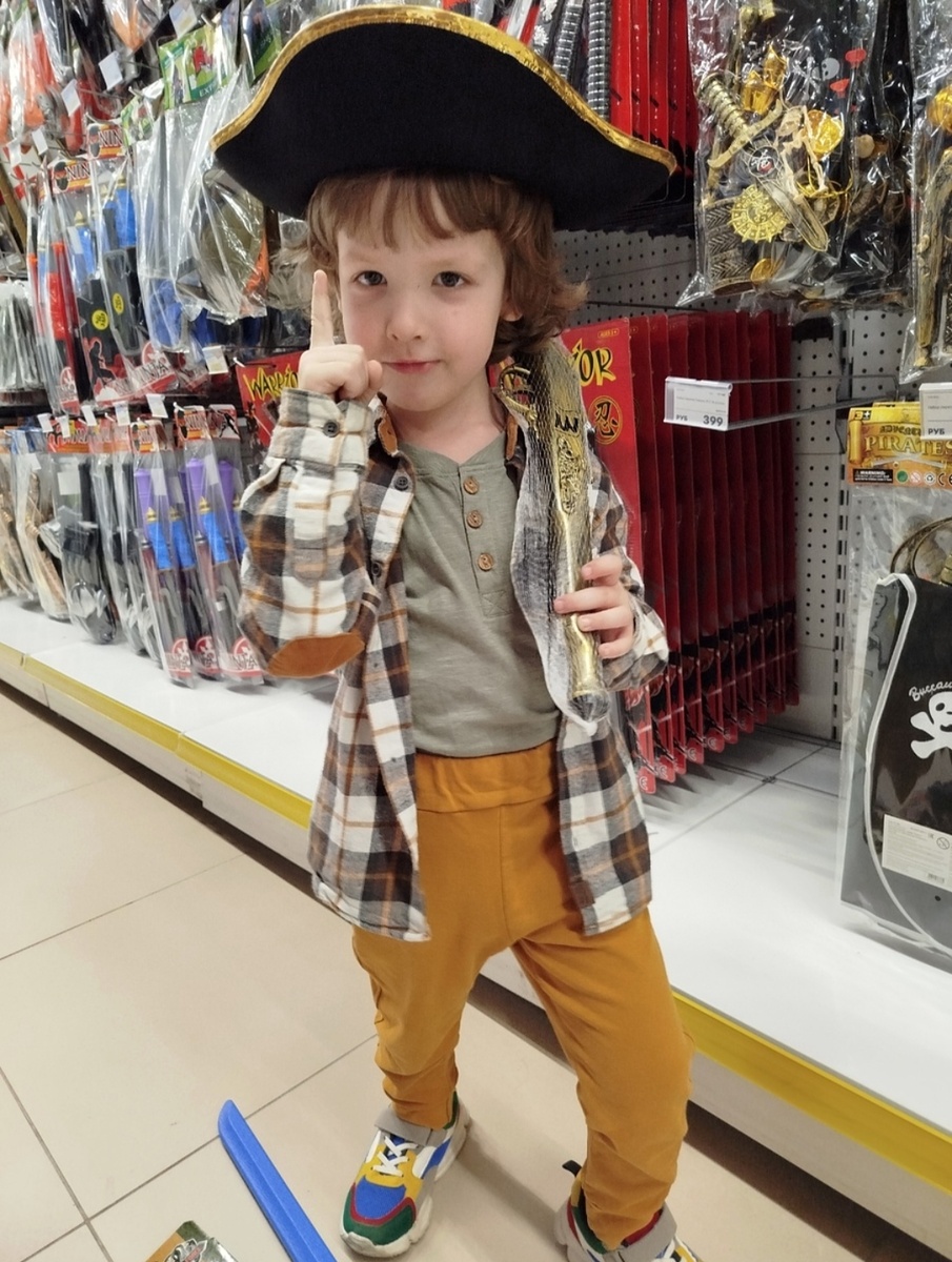 Сава недавно ходил в кинотеатр, легко выдержал 1 ч 15 минут, смотрел мультфильм про Трёх богатырей. 