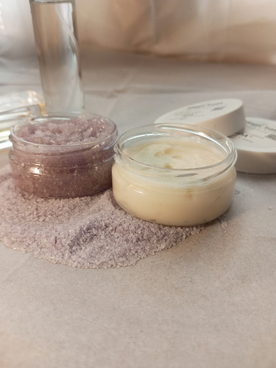 Крем и скраб для тела с маслами миндаля, виноградной косточки и ши. 