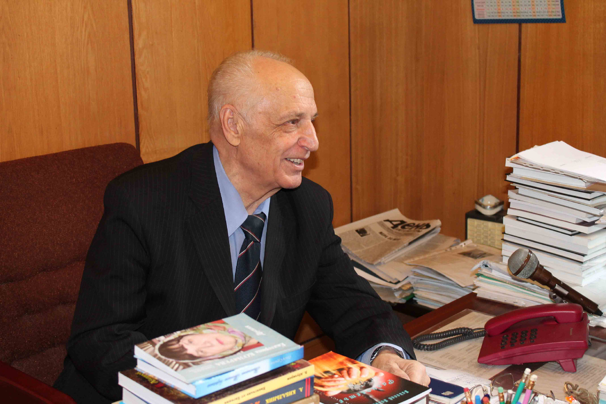 На фото: Валентин Васильевич Сорокин (25 июля 1936–15 апреля 2025) – поэт, руководитель Высших литературных курсов при Литературном институте им. А.М. Горького в 1983-2014 гг.