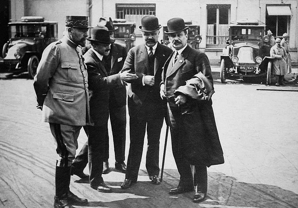Первая мировая война. Андре Ситроен что-то втолковывает русским заказчикам на фоне автомобилей Renault