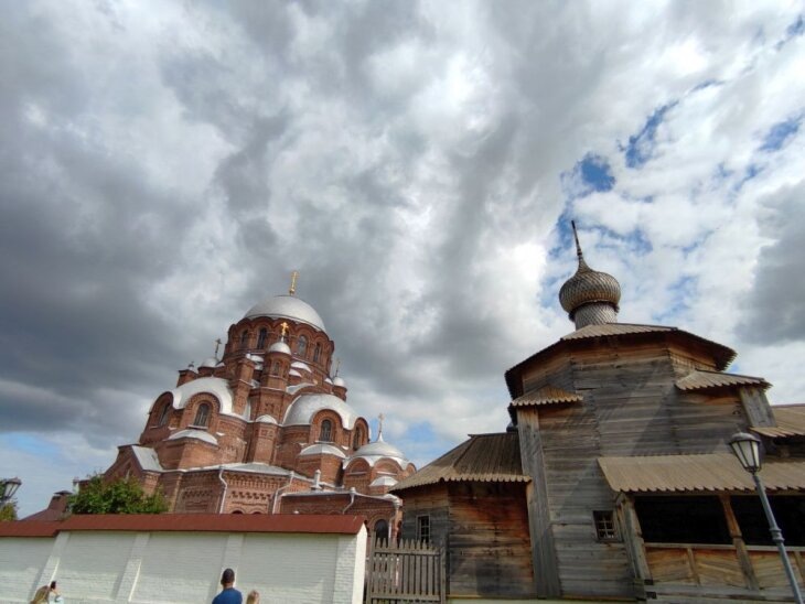     Комплекс Свияжского Иоанно-Предтеченского монастыря. Фото Кирилла Сомова.