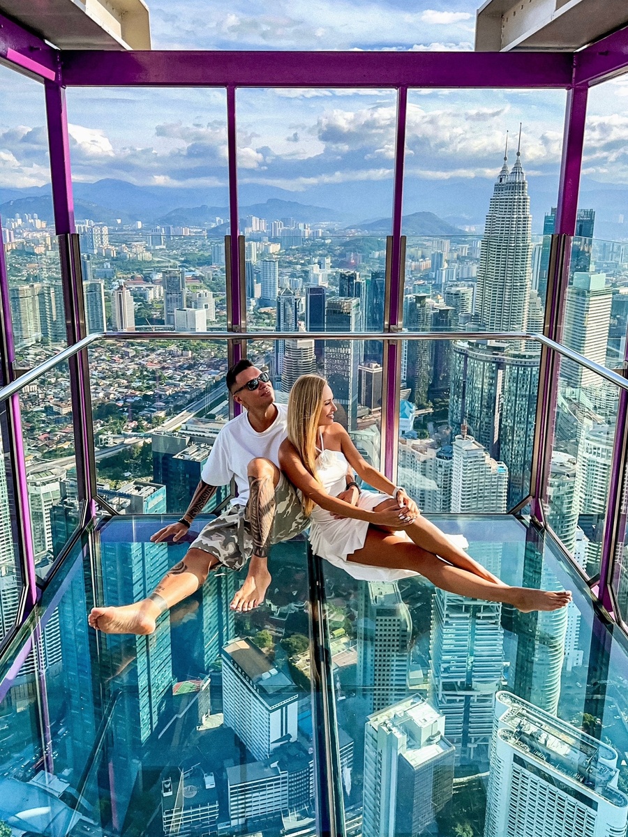 2. Sky Deck – смотровая площадка со стеклянными кубами Sky Box на телевизионной башне KL Tower Menara, которая находится на высоте 276 метров.