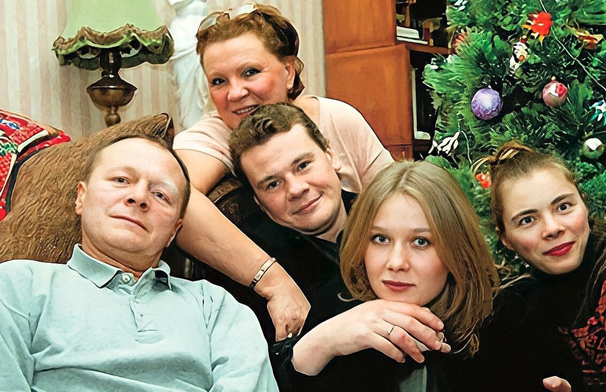 Борис Галкин с женой, сыном, дочкой и невесткой