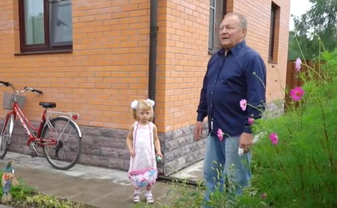 Борис Галкин с дочкой на даче