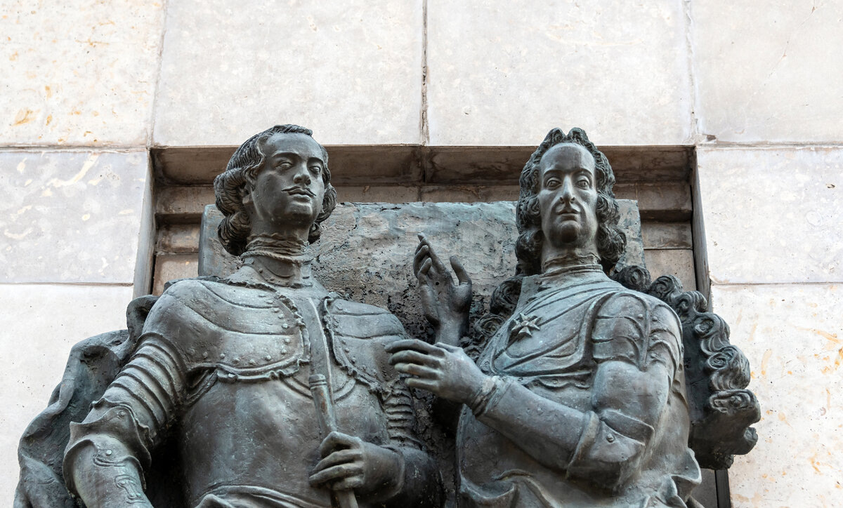 Памятник Петру 1 и Францу Лефорту. Москва, Красноказарменная улица