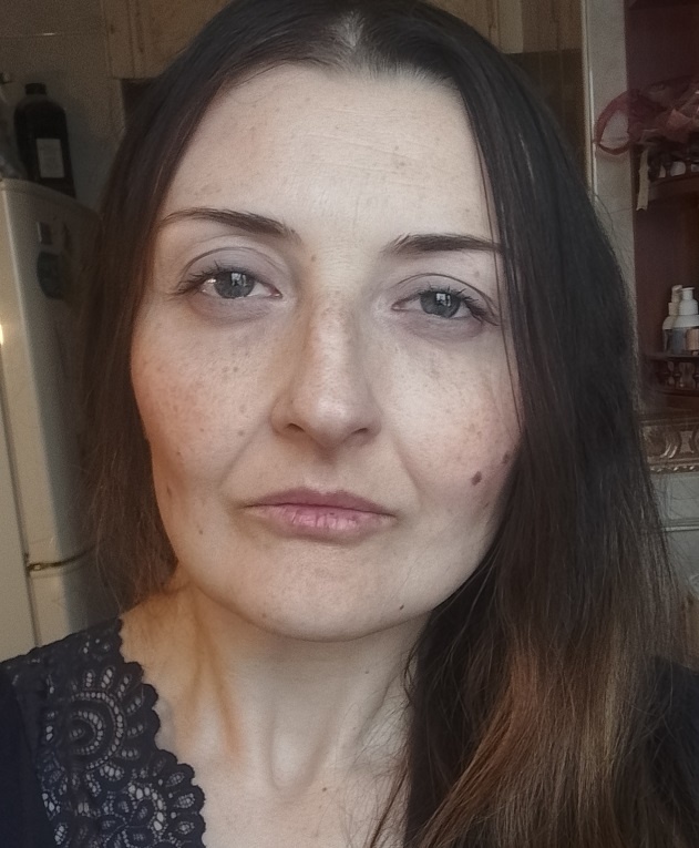 Это фото тоже 2024 года. Здесь мне 43. От складок на лбу кремом вы не избавитесь, но без частого и обильного нанесения крема эффект от гимнастики и массажа не закрепите. Но кремом вы все равно добъетесь многого.