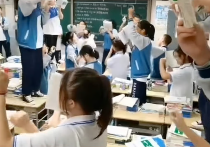 Зато глоток свободы, кто-то забрался на парту