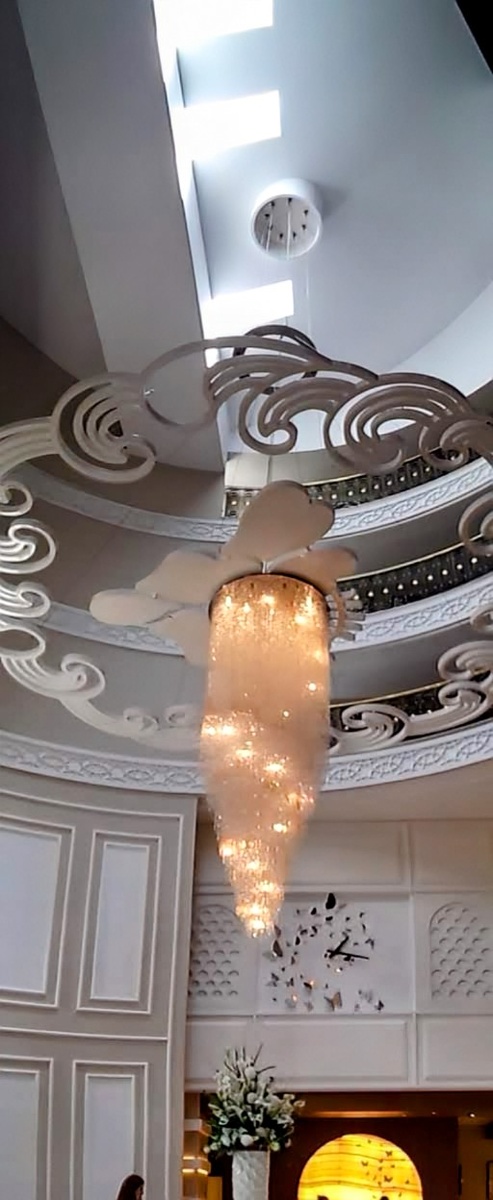 Люстра в холле 