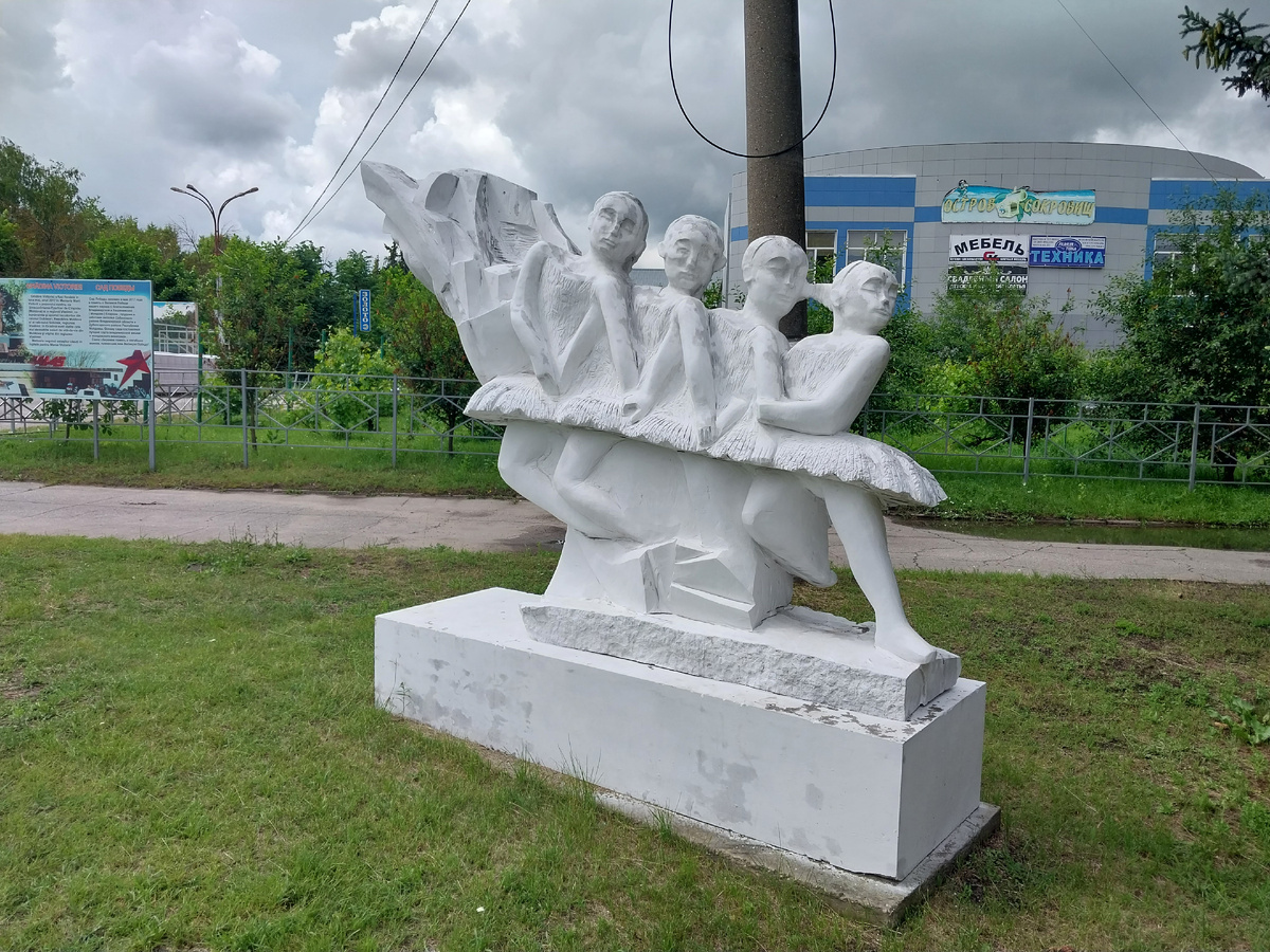 Скульптуры в центре Собинки. Остальные - в вертикальном формате