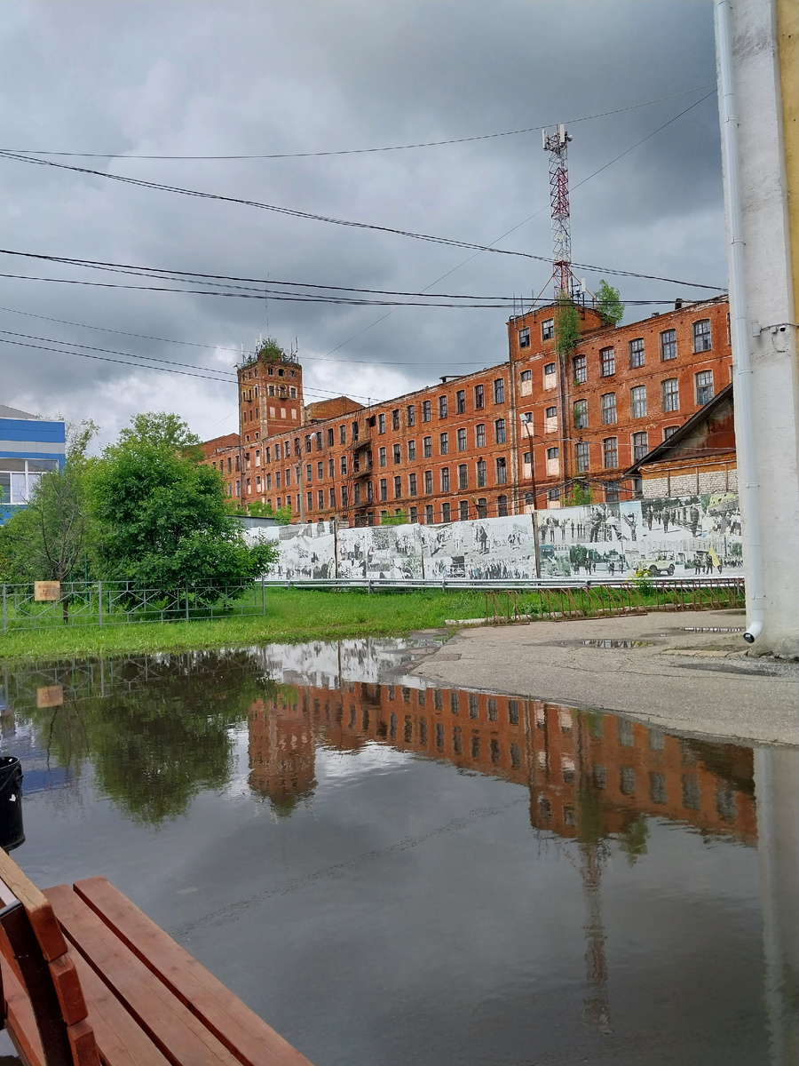 Фабрика отражается в луже