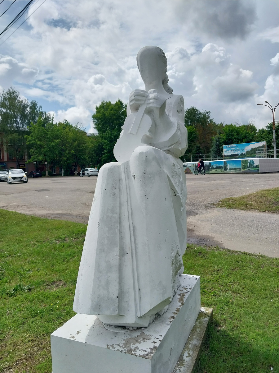 Ощущение, что она сейчас раздерёт эту скрипку на части