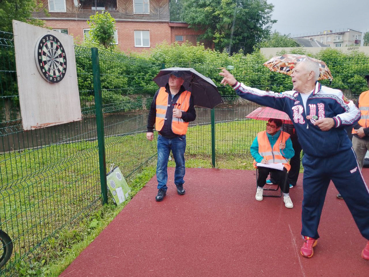 
Василий Крапивин участвует в соревнованиях по дартсу