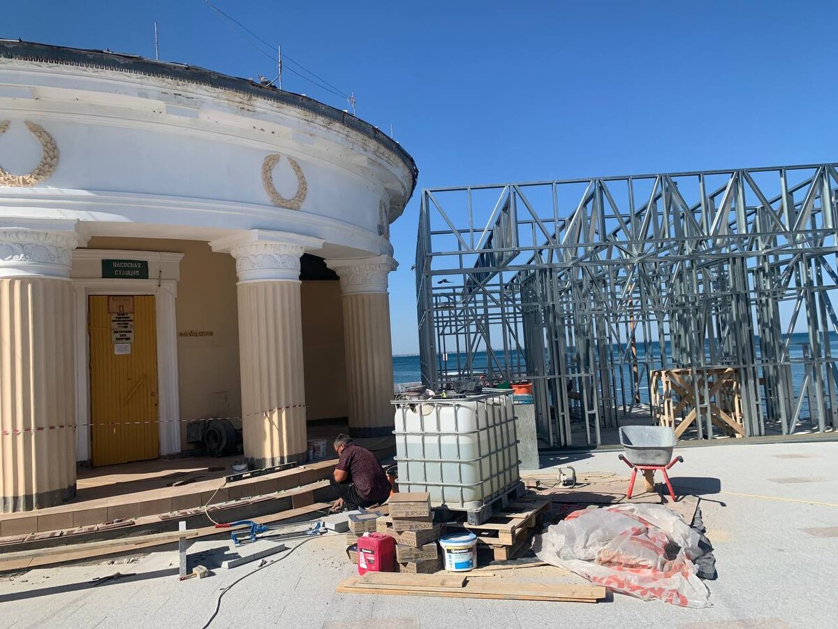 Работа кипит. "Реставраторы" трудятся над ступенями объекта культурного наследия