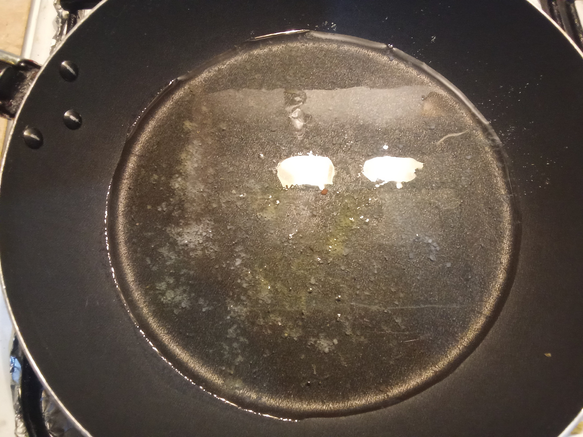 Разогреваем на сковороде масло. 