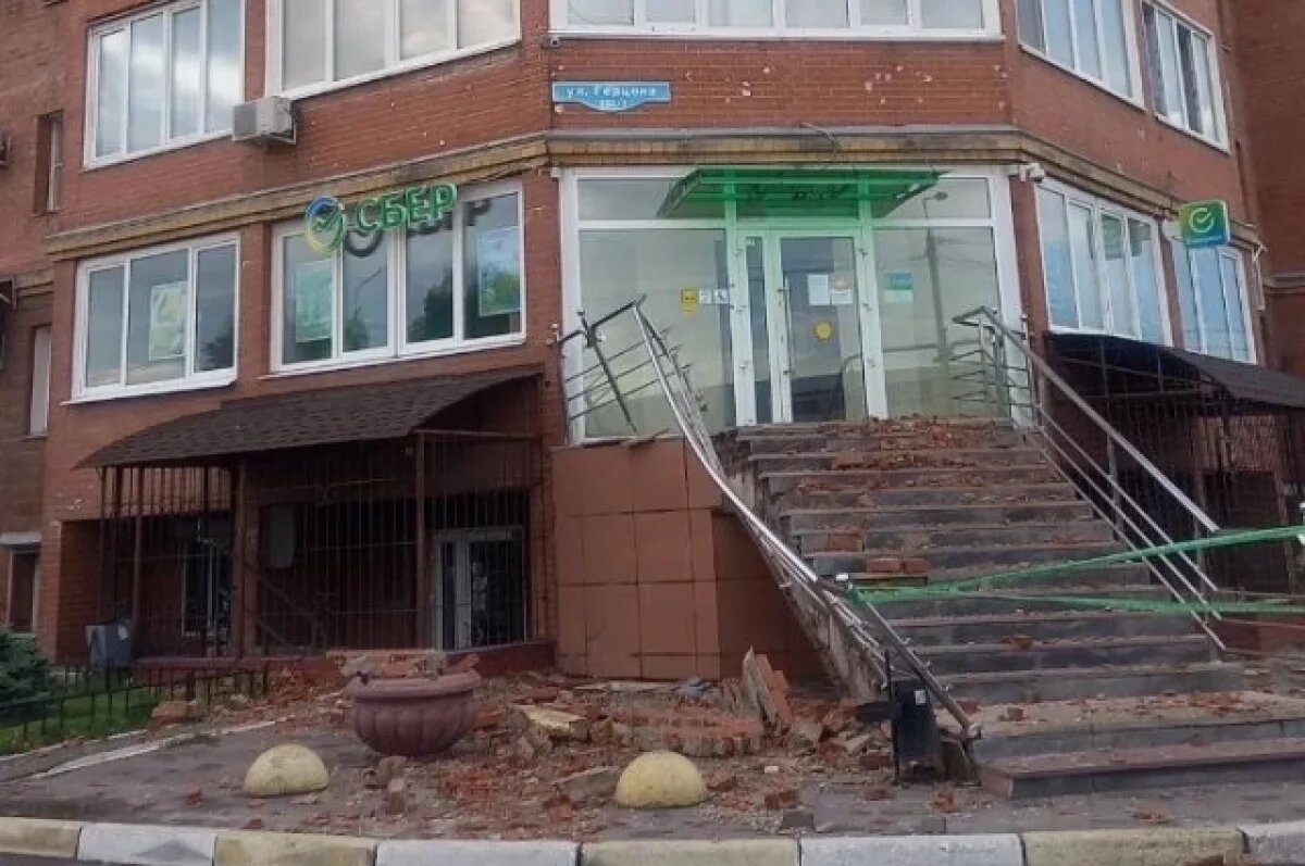    Из-за рухнувшего на омичку балкона завели уголовное дело
